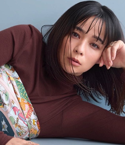 ベルト、ビスチェ、肩掛けに。40代の「エルメス大判スカーフ」活用術