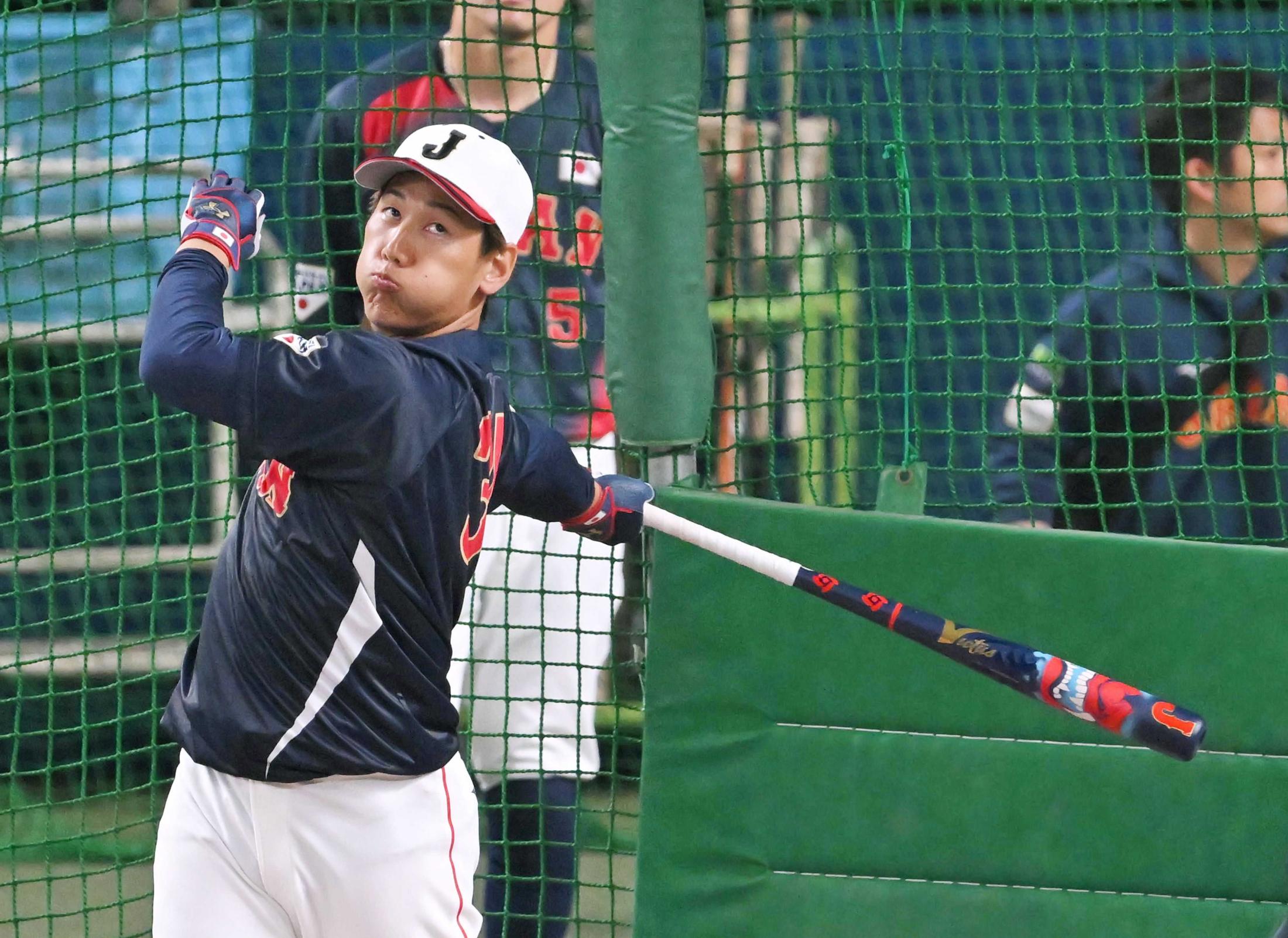 侍ジャパン・吉田正尚 時差ぼけでも看板直撃！特注新兵器“鬼バット”で