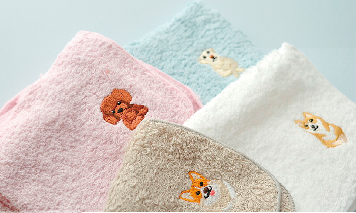 おすましした表情のワンコにキュン♪ふんわり編んだハンカチタオル