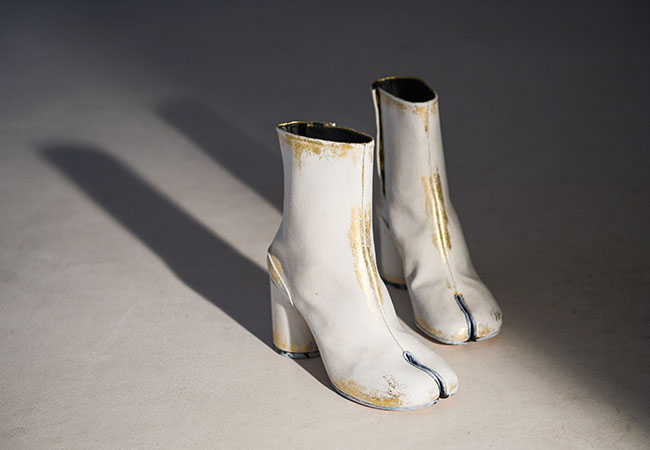 Maison Margiela」“アーティザナル”国内初公開！初代「タビ」ブーツ