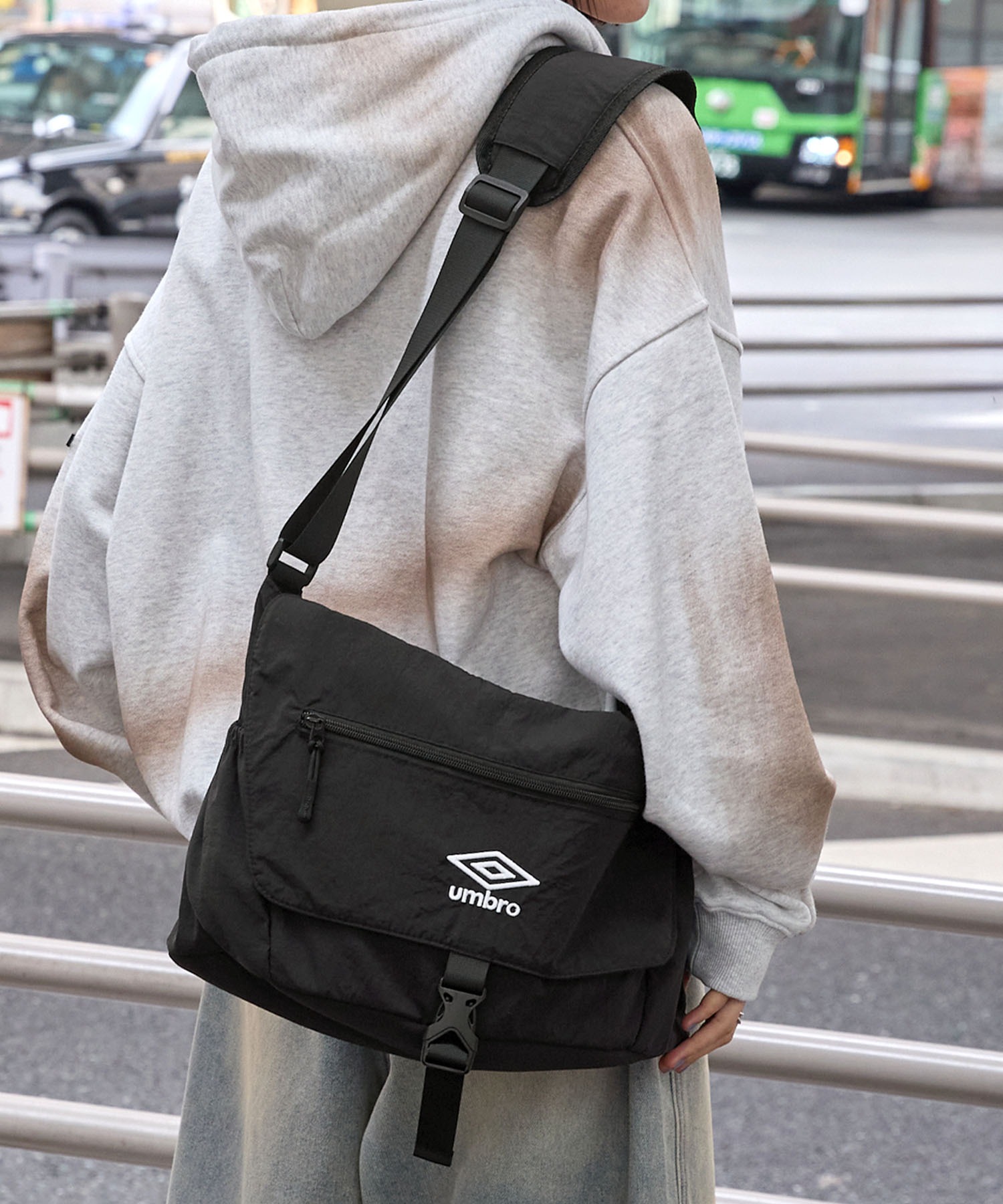 UMBRO/アンブロ 別注 ロゴ刺繍 ナイロンメッセンジャーバッグ MONO