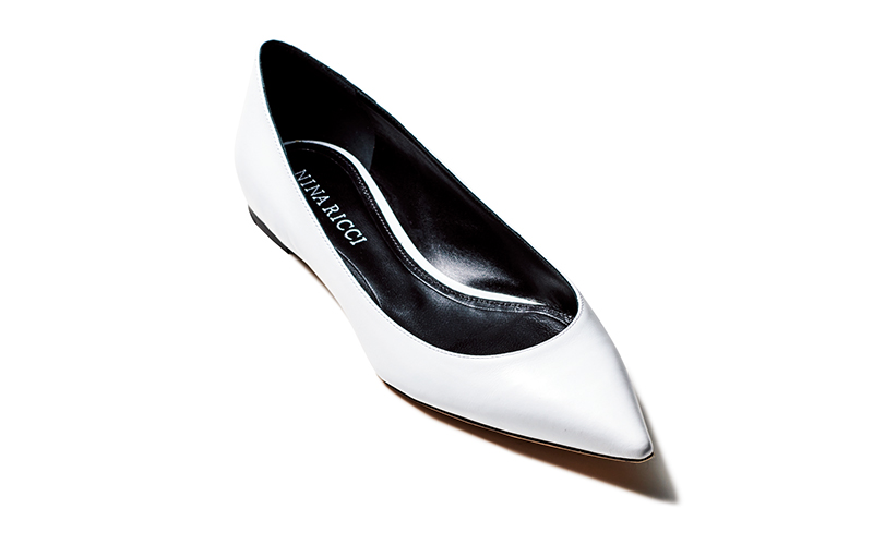 ニナ・リッチ】の甲浅白パンプス｜1cmヒールが靴選びの新基準！ | Oggi.jp