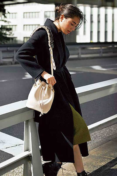 第一印象は【フェンディ｜FENDI】バケツショルダーバッグ×黒ガウン