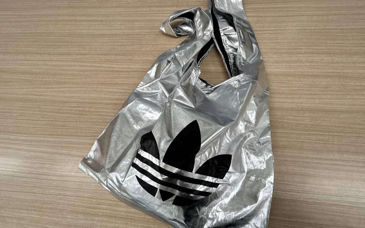 韓国限定！アディダスで購入したぴかぴかシルバーのエコバッグ【チーム