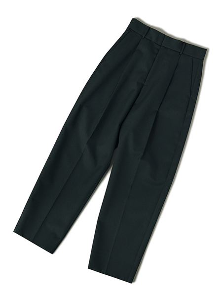 エイトン】の「名品タックパンツ」は大人の新・定番服として愛用したい