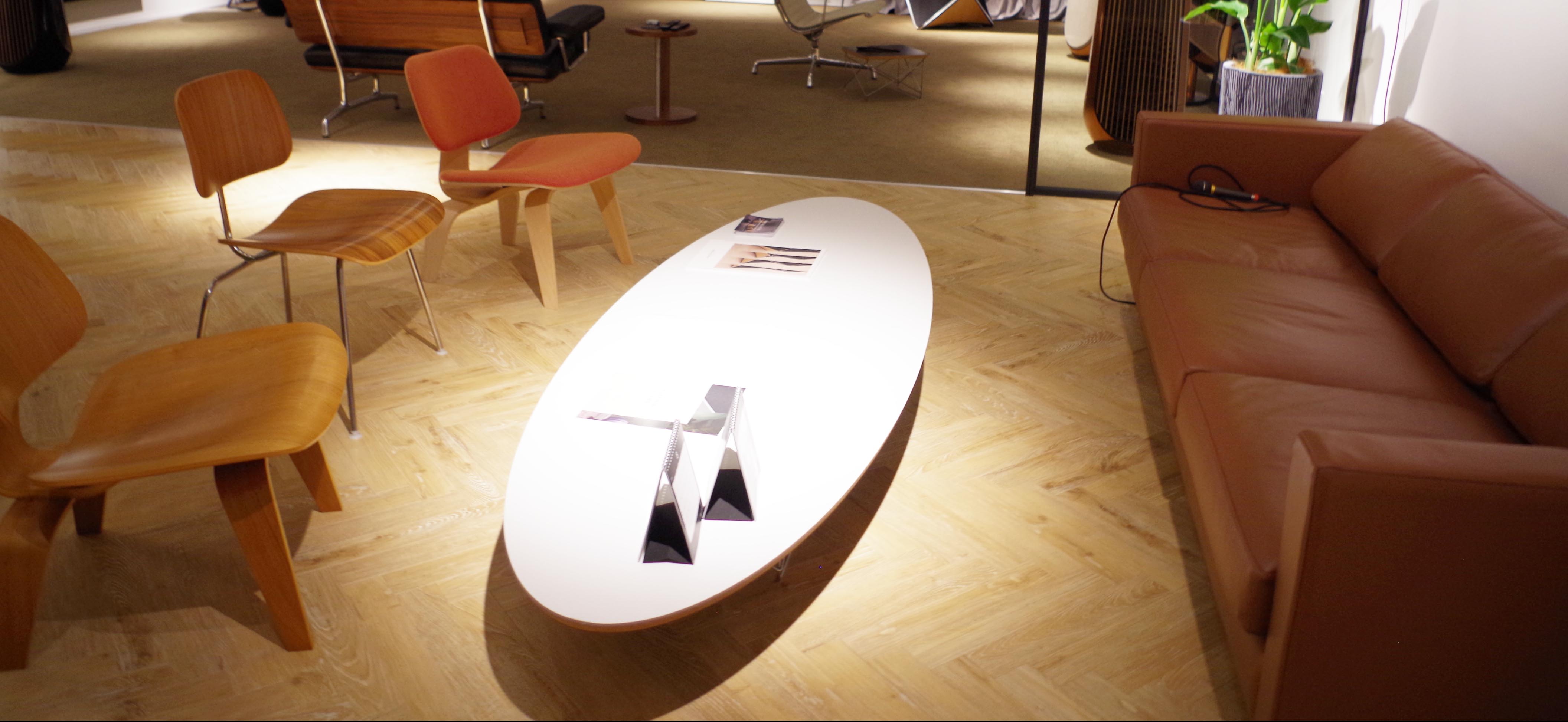 サーフボードテーブル」と呼ばれる「イームズエリプティカルテーブル