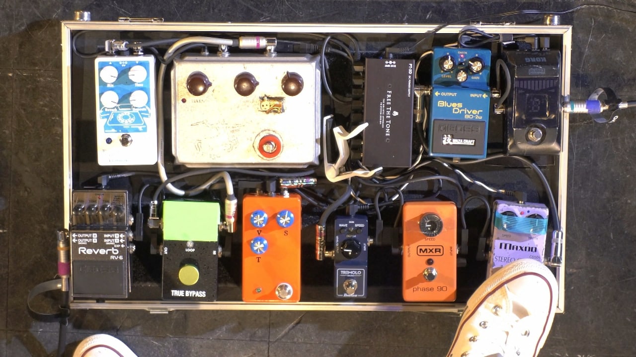 田渕ひさ子のエフェクターボード。（写真提供：NHK） [画像ギャラリー