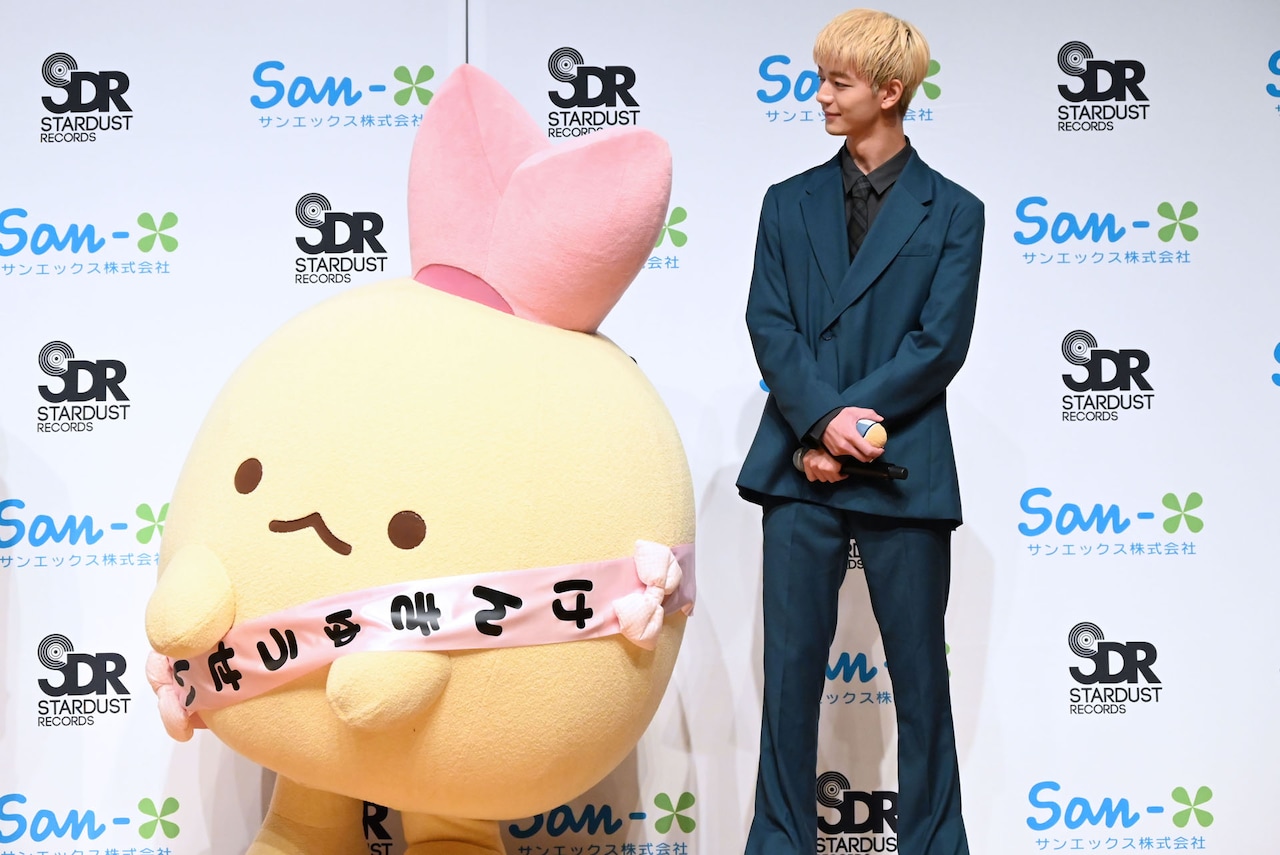 ぶらさげぬいぐるみ」をアピールする吉田仁人（M!LK）。 [画像