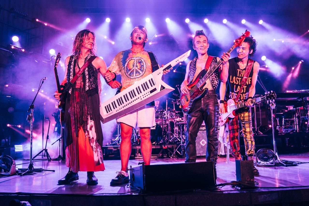 男闘呼組が35年ぶりの日比谷野音でラストライブ、トリプルアンコールで