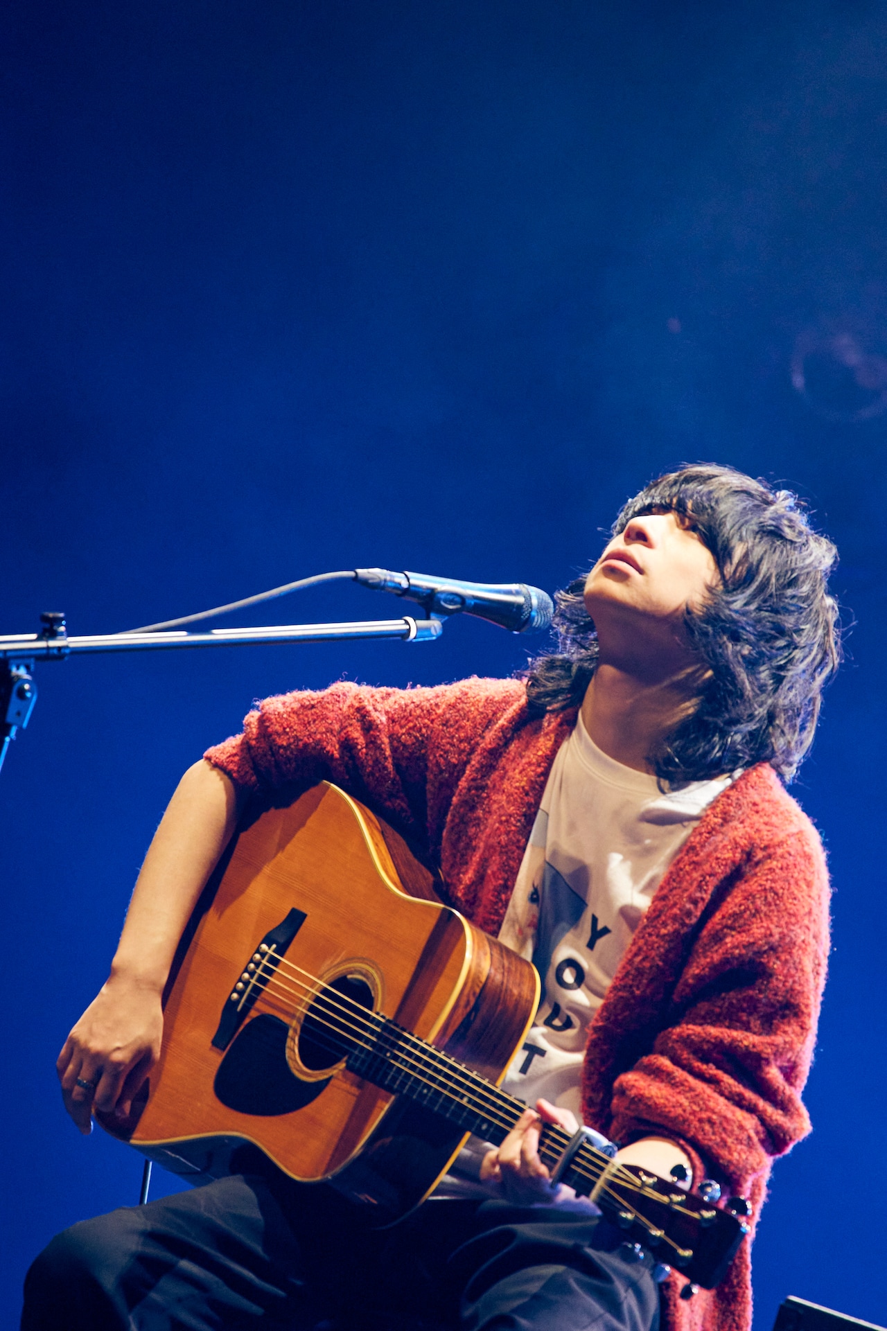 尾崎世界観の地元で開催、恒例弾き語りイベントに“尾崎宇宙観”も登場