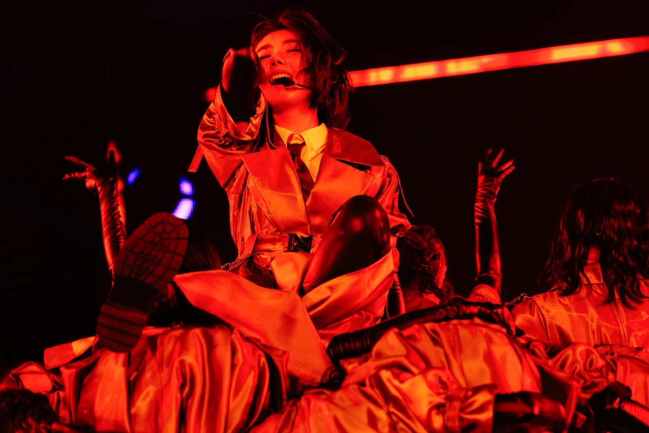 Start over!」を歌う藤吉夏鈴。（撮影：上山陽介） [画像ギャラリー 14