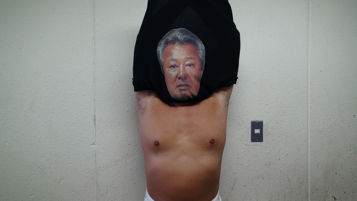 ロバート秋山の体モノマネTシャツ発売、あのBGMも無料配信中 - お笑い