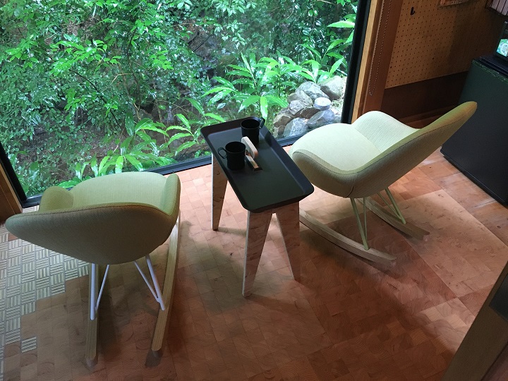 273)ダルトンのロッキングチェアを買い足して窓辺にならべた – 山小屋