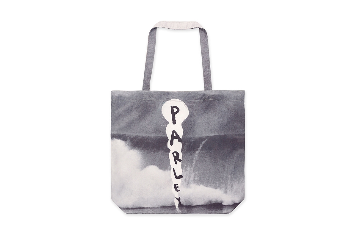 MoMAのバッグが地球を救う!? 海洋プラスチックごみが原料の新着トート