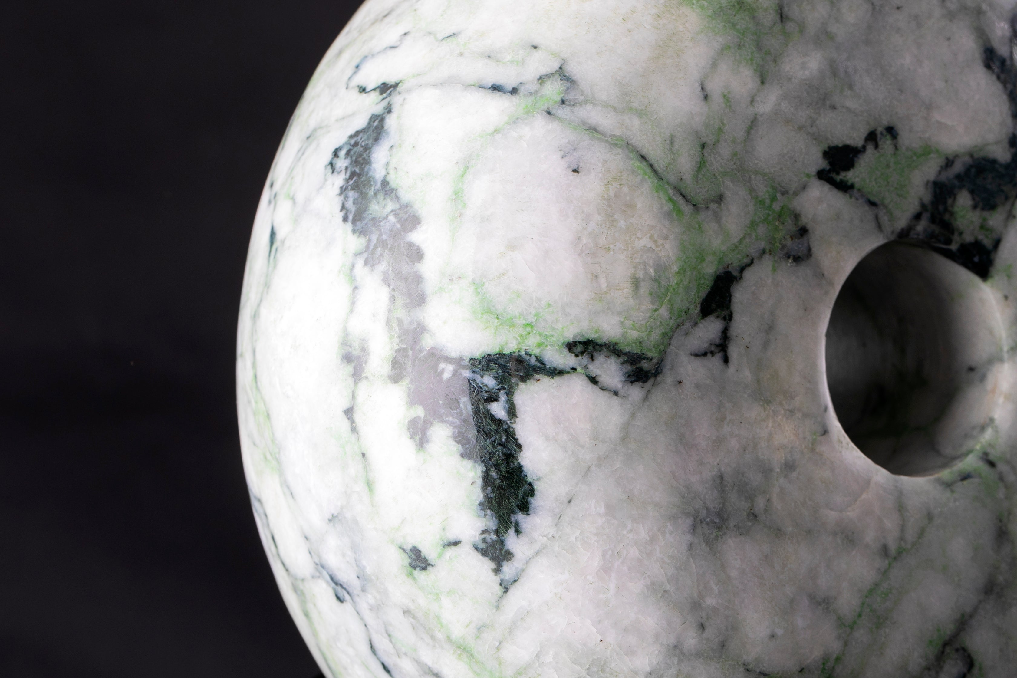 最強のまがたま見参】プレミアム・糸魚川翡翠 勾玉/23.85kg