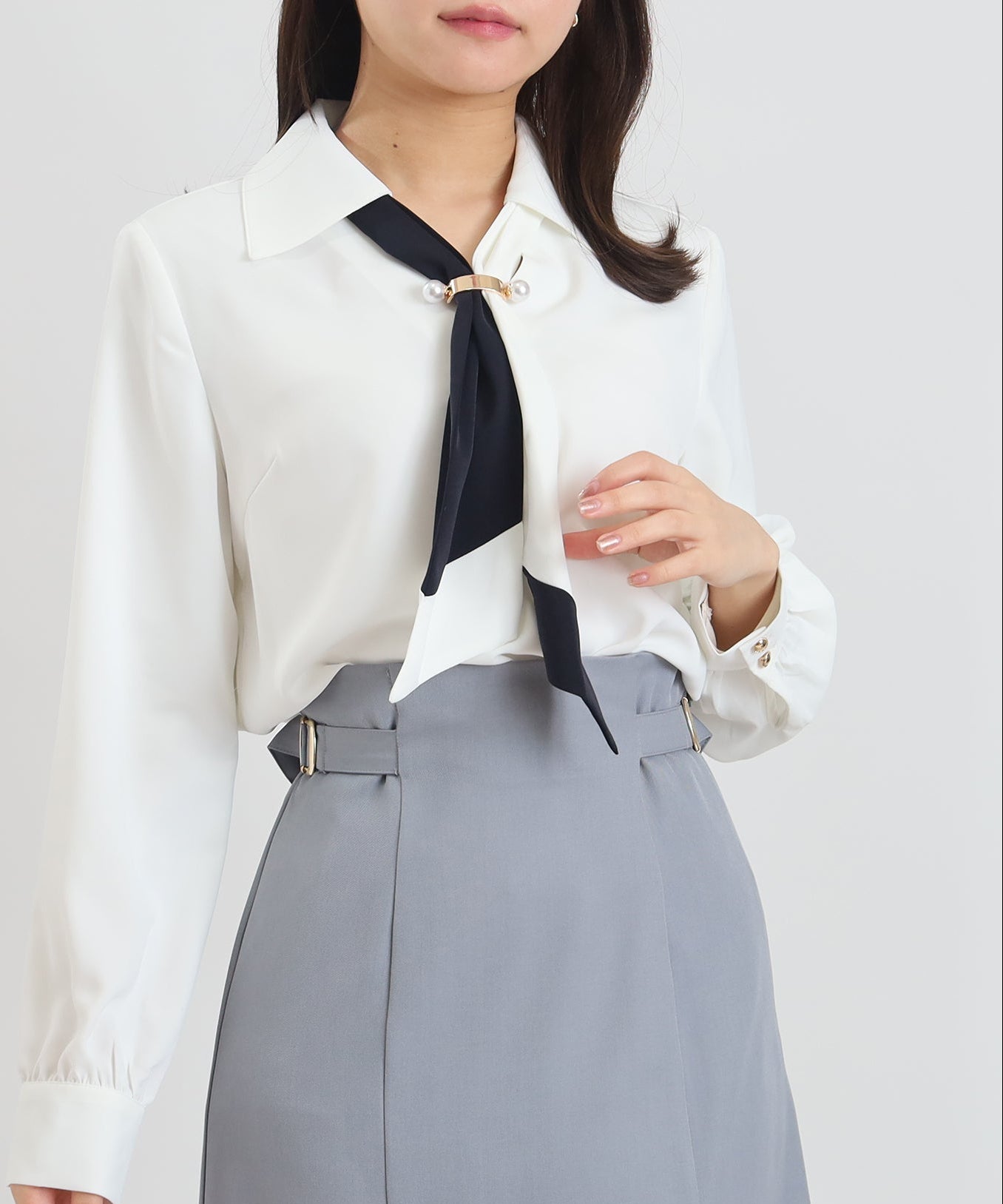 金具配色ボウタイブラウス