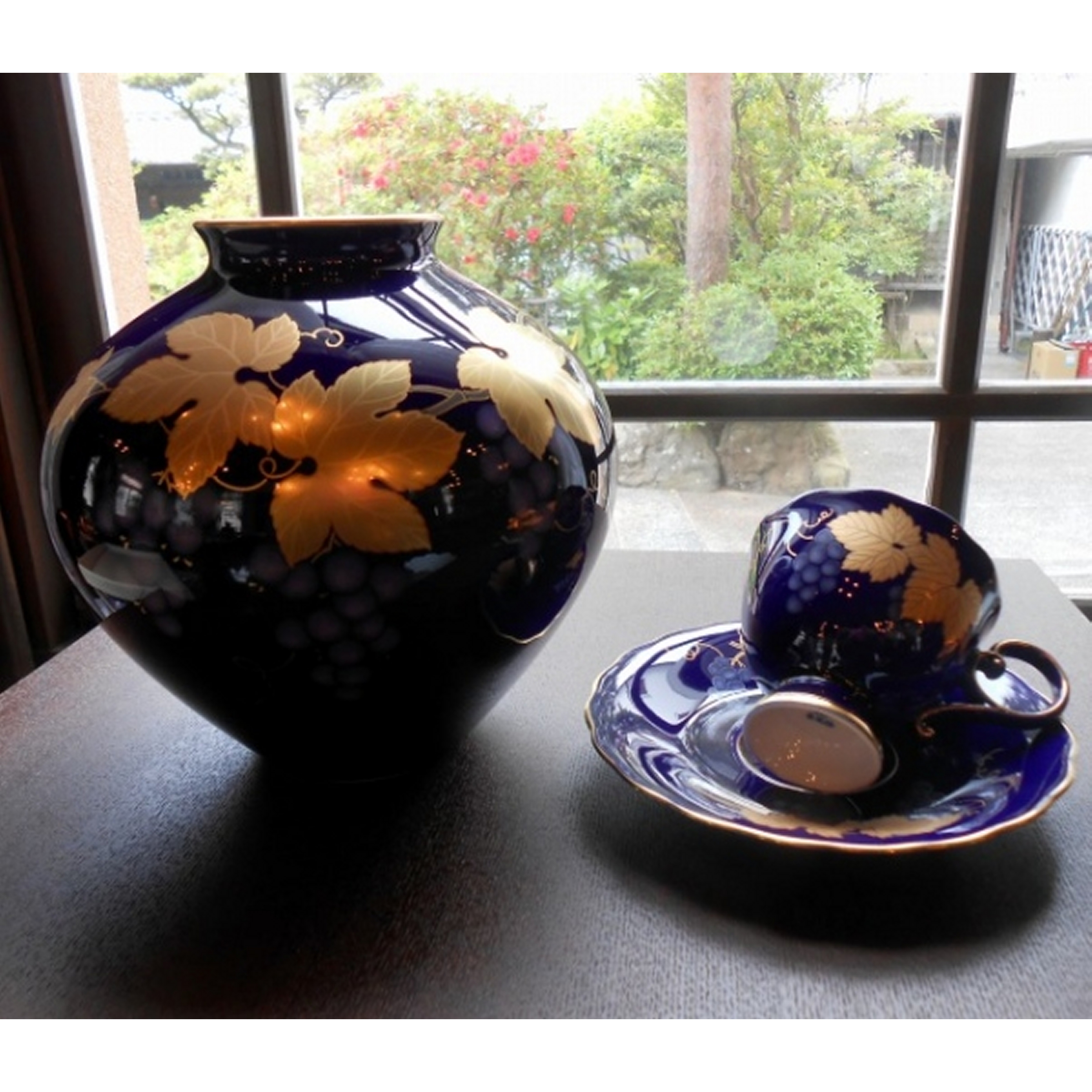 ルリ金彩葡萄）花瓶|有田焼の老舗-香蘭社オンラインショップ