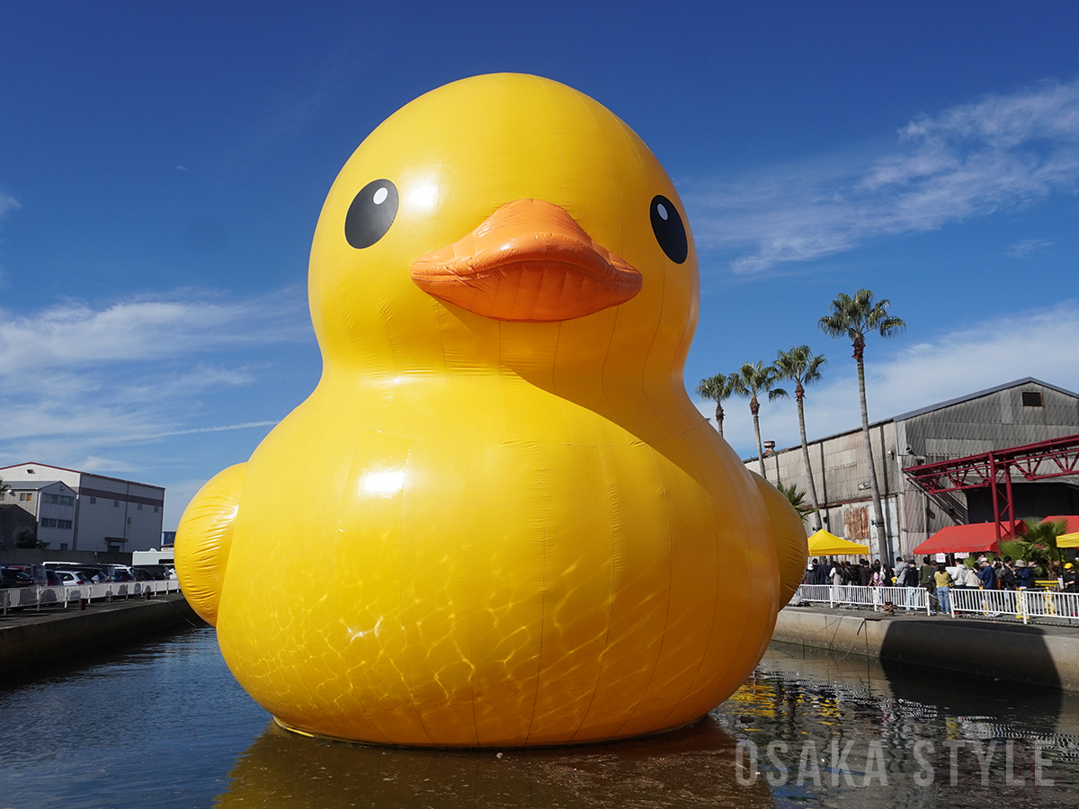 クリエイティブセンター大阪で巨大アヒル「ラバー・ダック」8日間展示