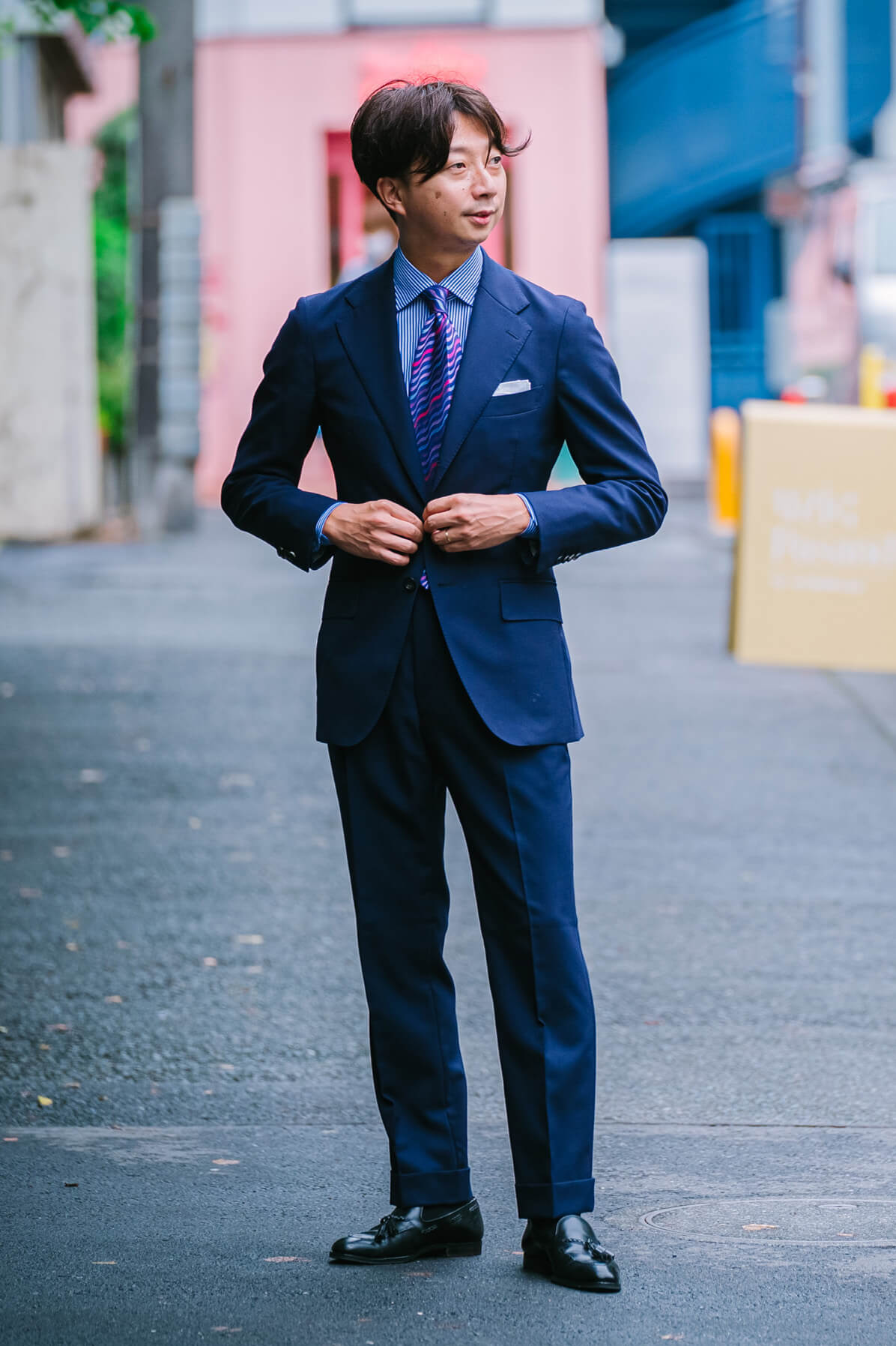 ネイビースーツを洒脱に着こなすポイントとは？オーダースーツの