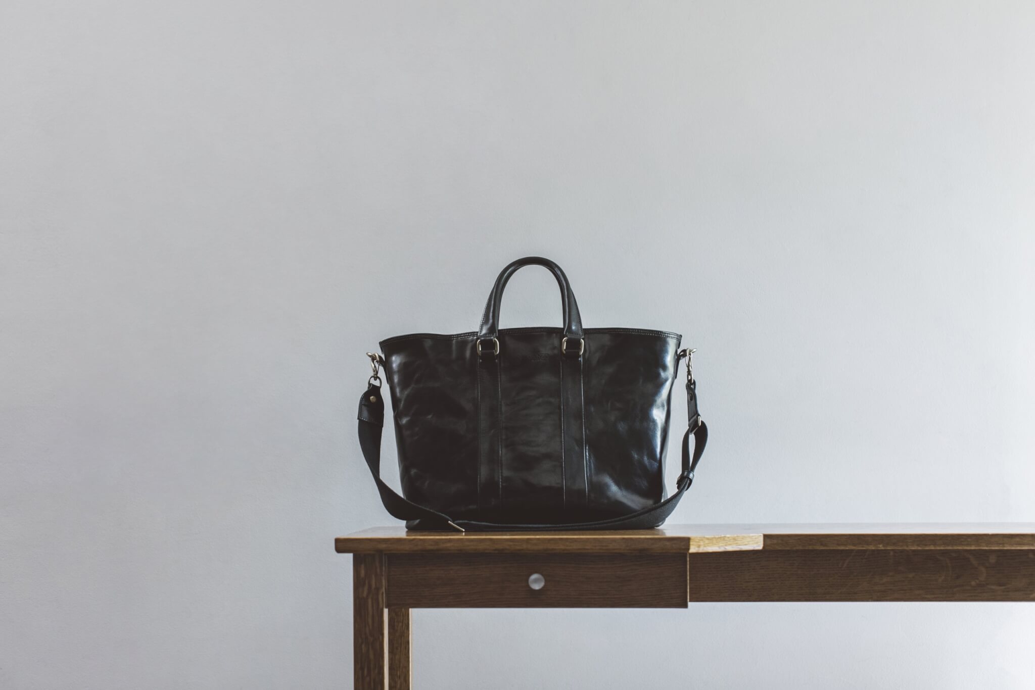 ガンゾから、“表面がうねる”レザーを用いた新バッグシリーズ「GUD ST