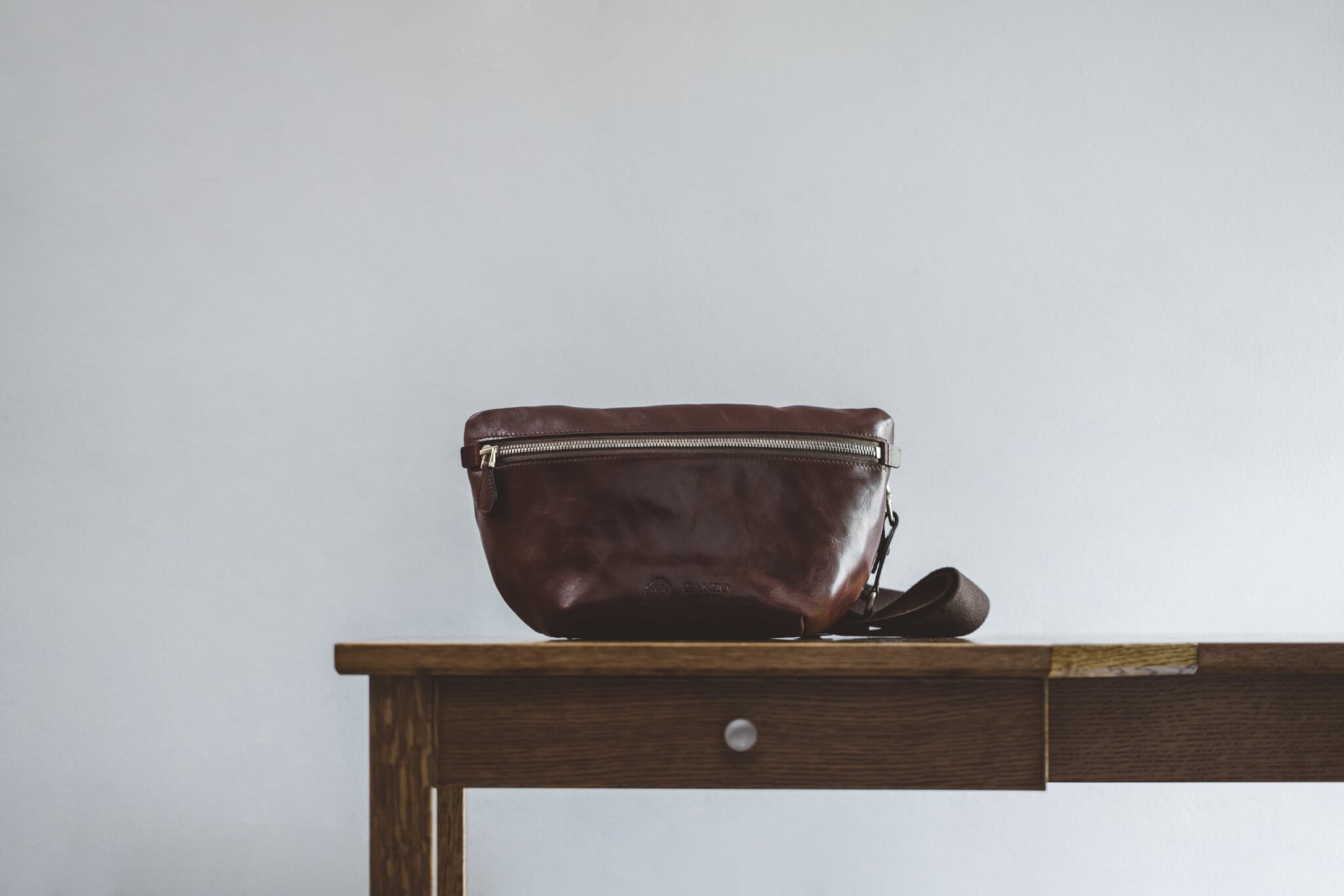 ガンゾから、“表面がうねる”レザーを用いた新バッグシリーズ「GUD ST