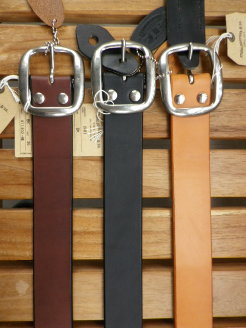 ダルチザン・マニアが喜ぶ平打ちバックルのベンズレザー刻印入りベルト