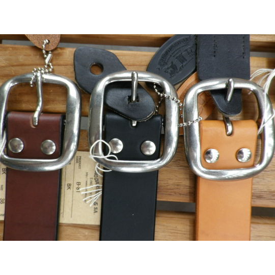 ステュディオ .ダルチザン・ご神体の刻印なしの極めてシンプルなベルト