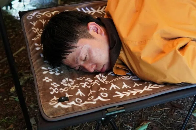 FUTURE FOX「ナバホ柄 電熱マット」モバイルバッテリーが熱源のお手軽