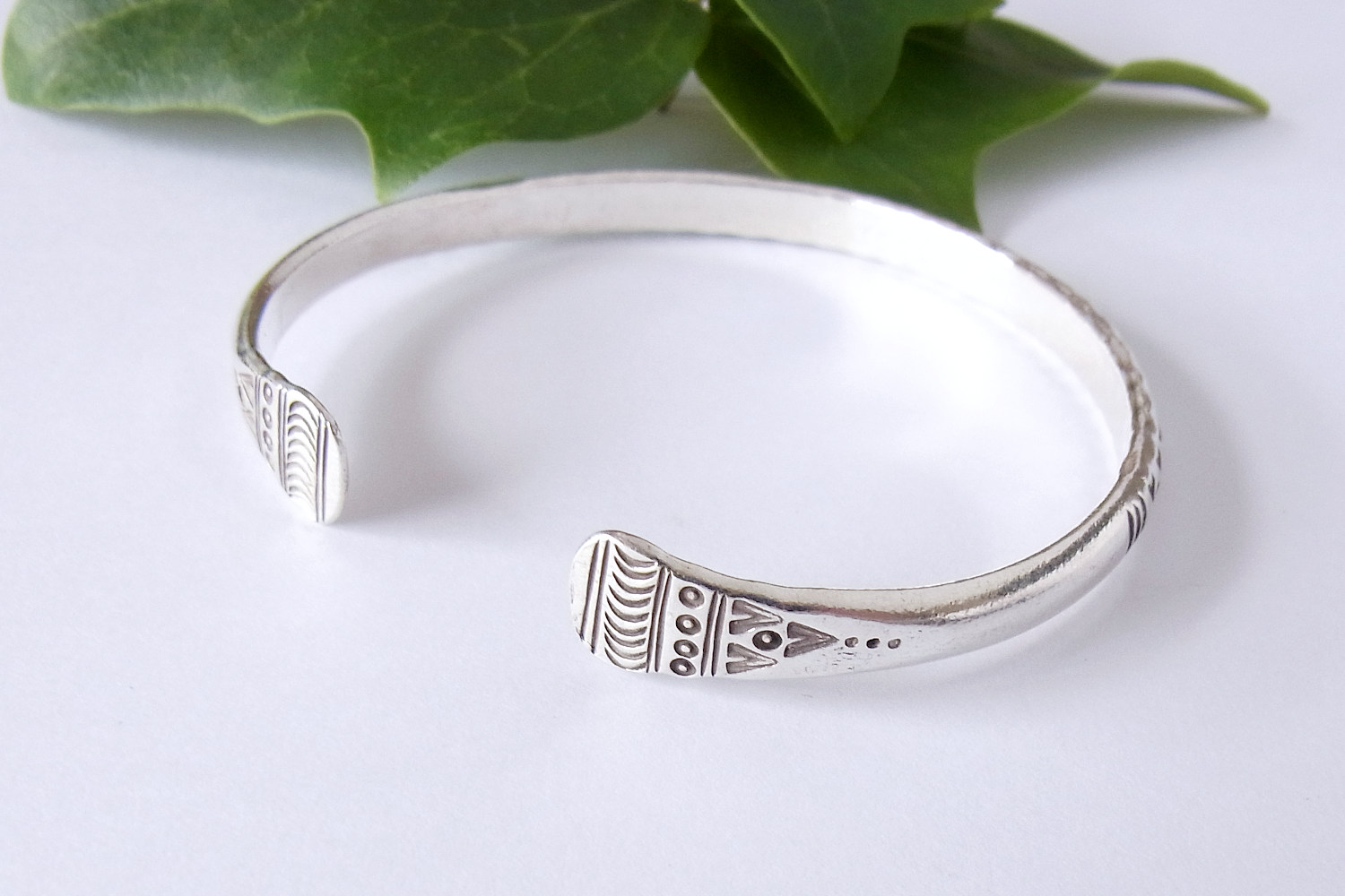 PANDAN TREE】カレン族シルバーバングルNo.A-KBA-273|方位除けの刻印が