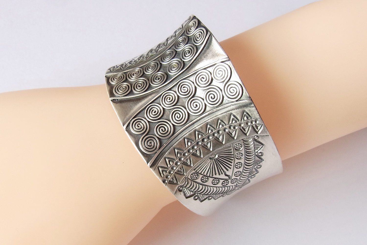 PANDAN TREE】カレン族シルバーバングルNo.A-KBA-333|幾何学模様に