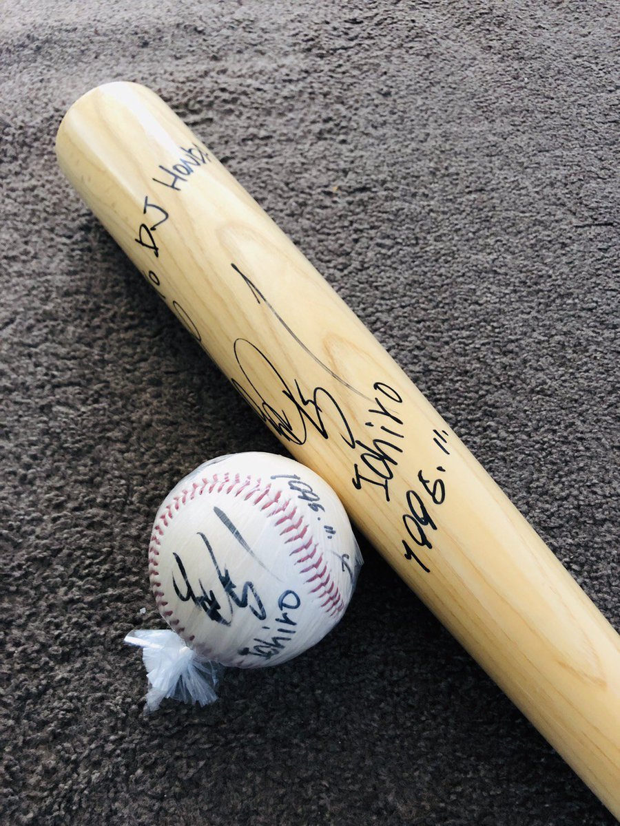 イチローといえばdj hondaのキャップ。1996年にサインボールとバットを