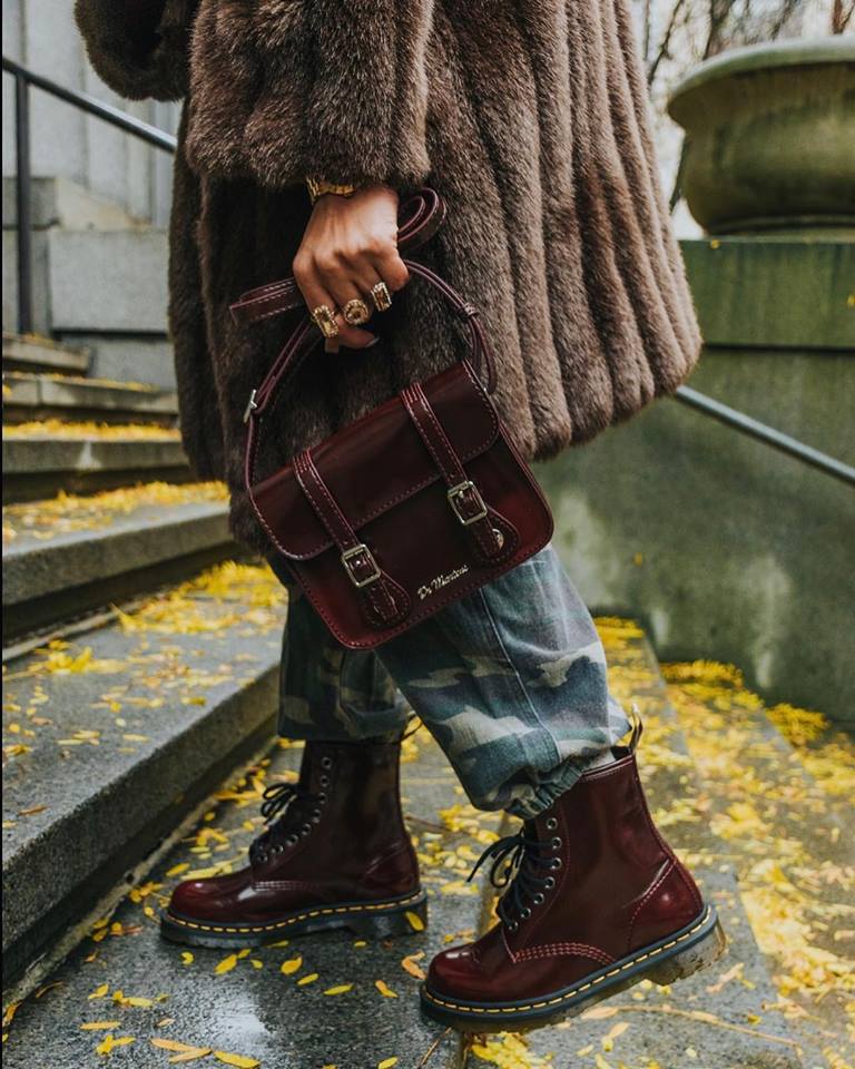 ドクターマーチン　サッチェルバッグ　7インチ　チェリーレッド　ショルダーバッグ Dr. Martens VEGAN | チェリーレッドのスタイリッシュバッグ (Dr