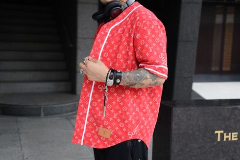 スナップ】孫 超さんを青山で撮影。ルイヴィトン×シュプリームのベース