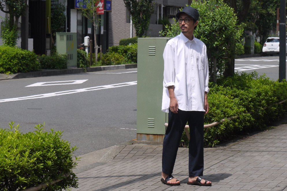 COMOLIよりダブルフロントシャツ。定番のコモリシャツの前身頃を2枚