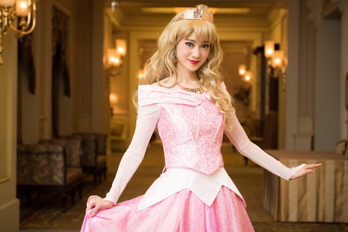 今年のオーロラ姫のドレス、ふわふわ軽くてくるっと回るとふぁーって