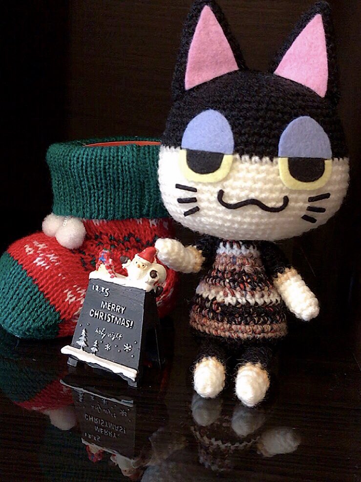 あみぐるみビンタくん完成しました〜🎉3枚目の、おいでよ〜って感じが