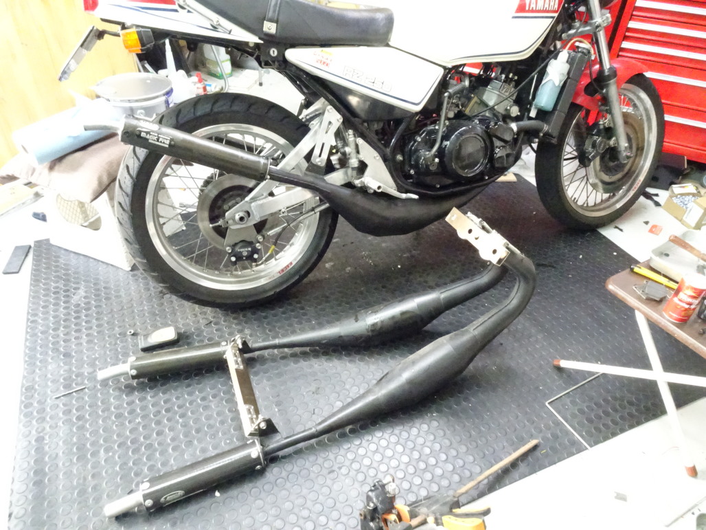 朝活でRZ250のチャンバー交換。 SP忠男ジャッカルチャンバーからOX