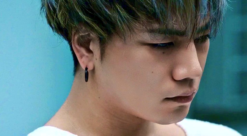 はい、右3と左2。ピアス開けてたや～ん(笑) 塞がってたとは知らず、私