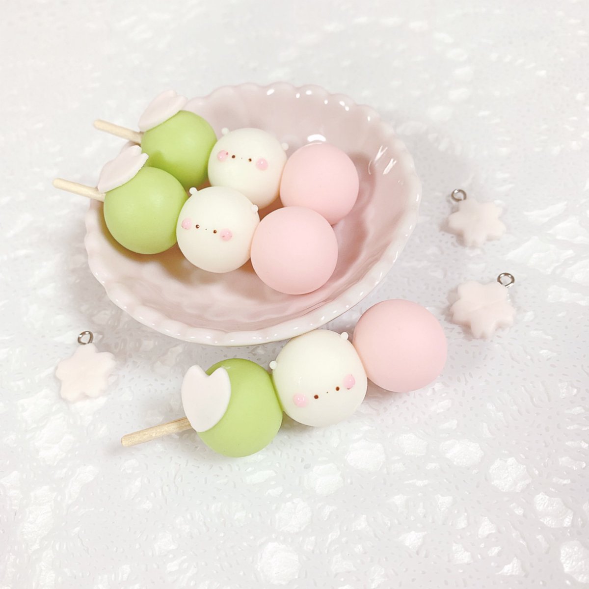 三色団子🍡🌸✨ 桜をぶら下げてブローチにします🌸 #スイーツデコ