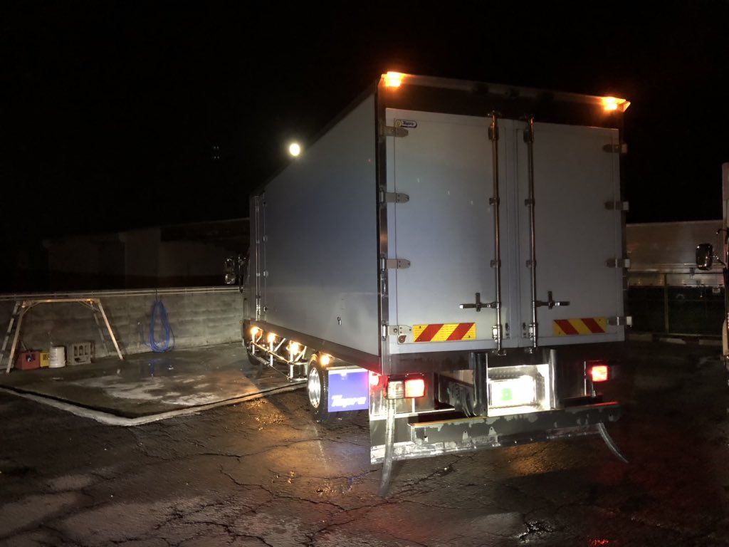 やっとやっと水抜きホース付けた🎶 冷凍車で水抜きホース付けて仕事