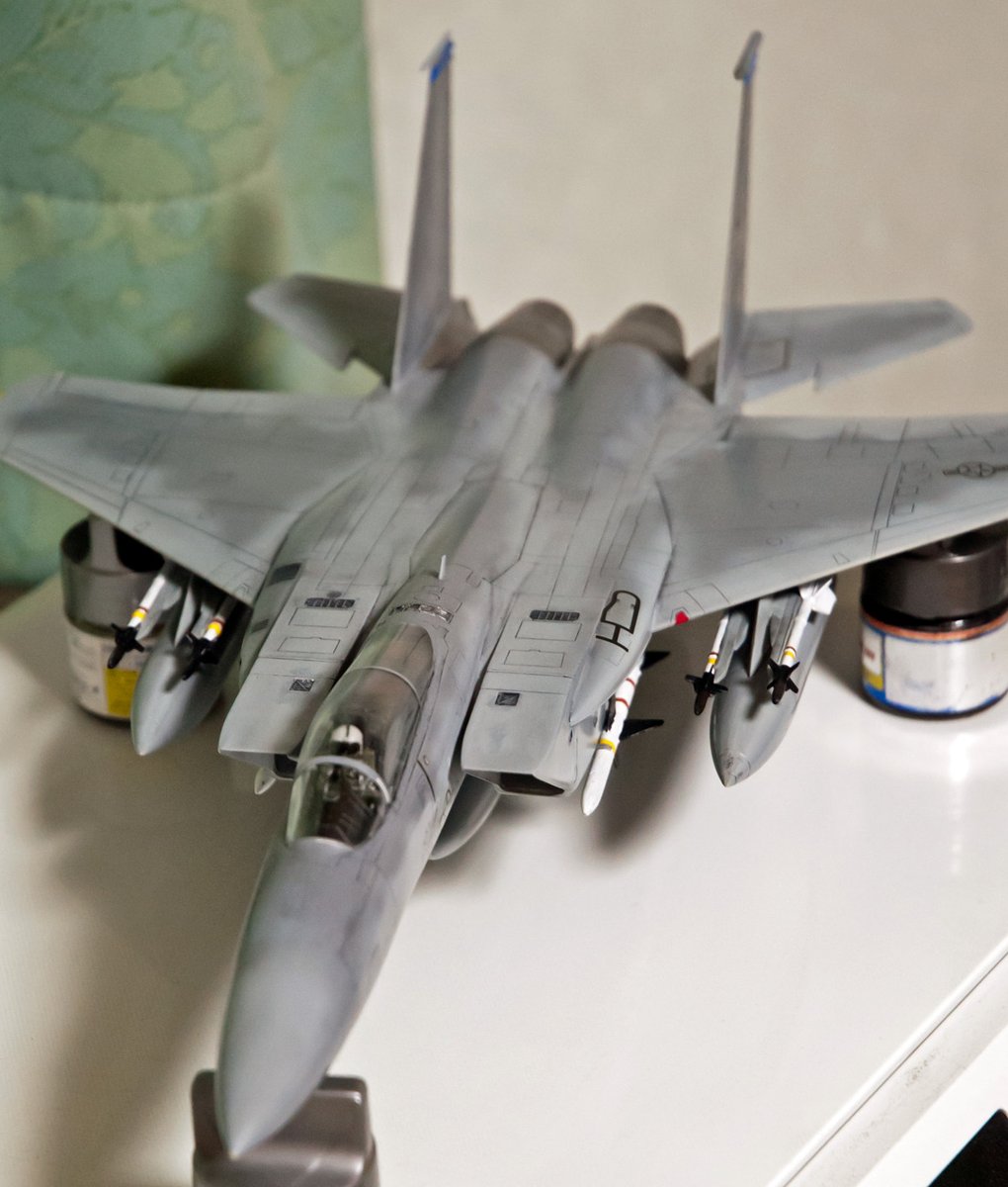 先日の1/32 A-4に続き、完成した1/48 F-15を2機貼る。アカデミー1/48 F