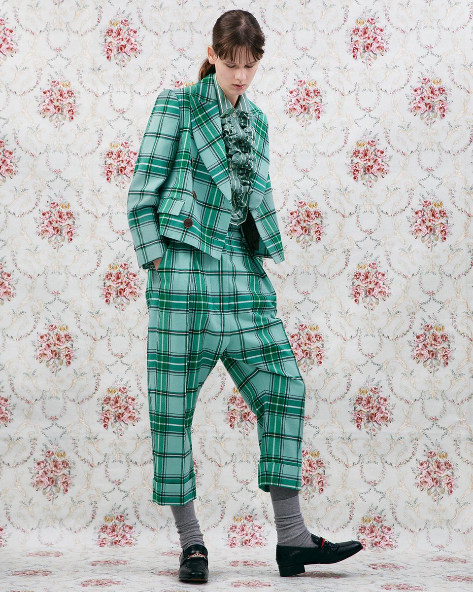 鮮やかなタータンチェックを纏ったセットアップ。テーパードがかかった