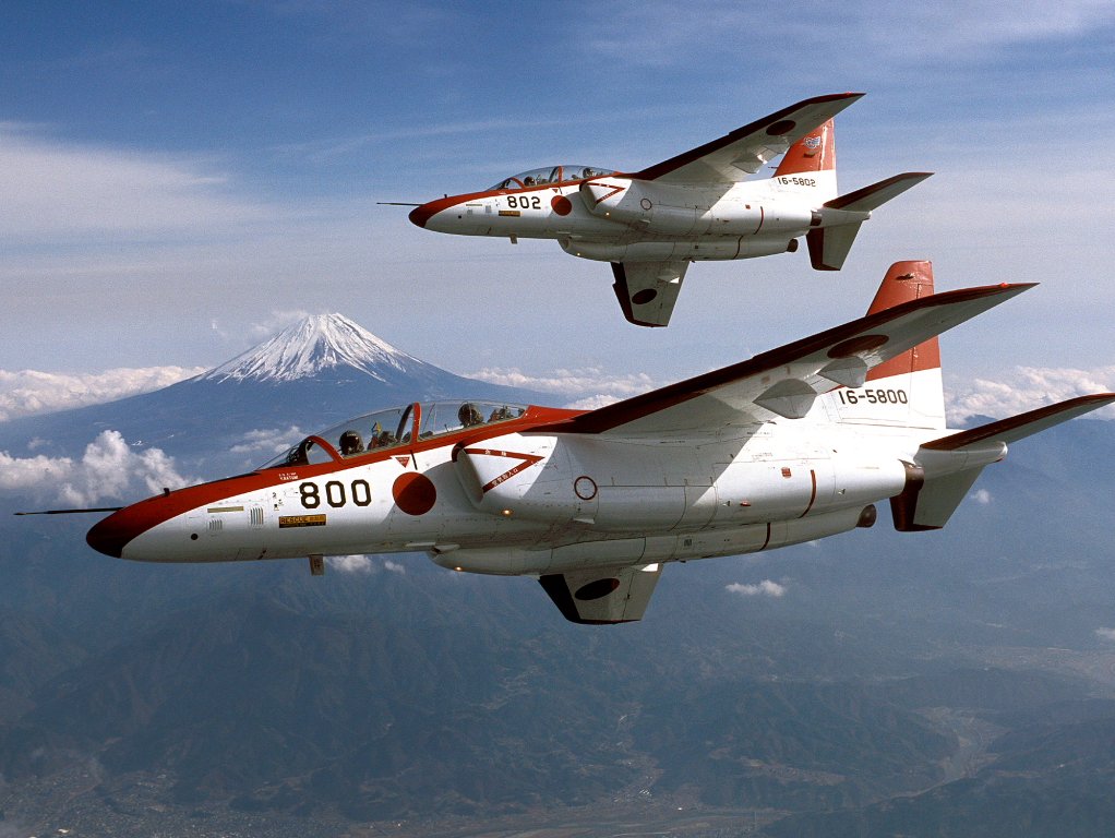 芦屋基地 の #Tー4 練習機は #航空学生 が操縦するため、目視で機体