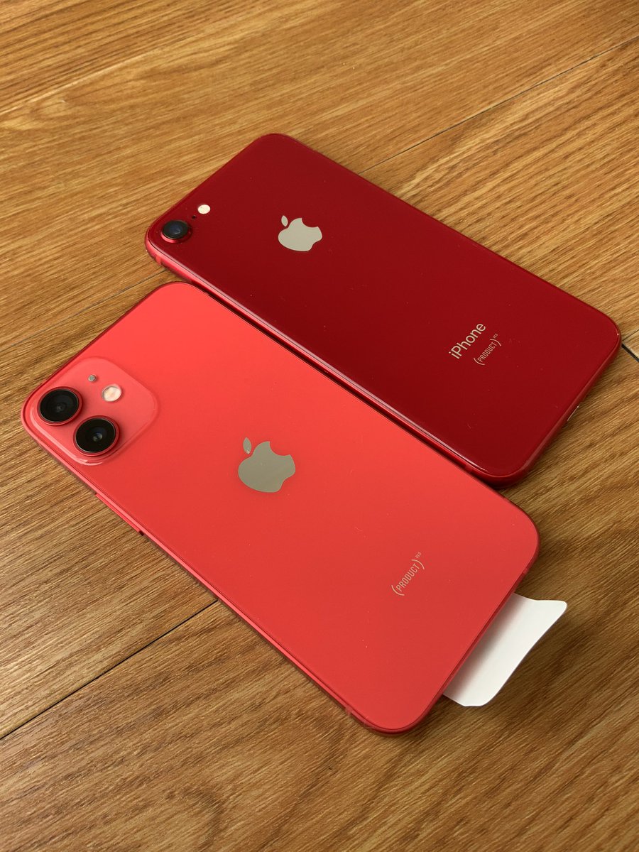 iPhone12 miniとiPhone 8。PRODUCT REDの赤全然違う。