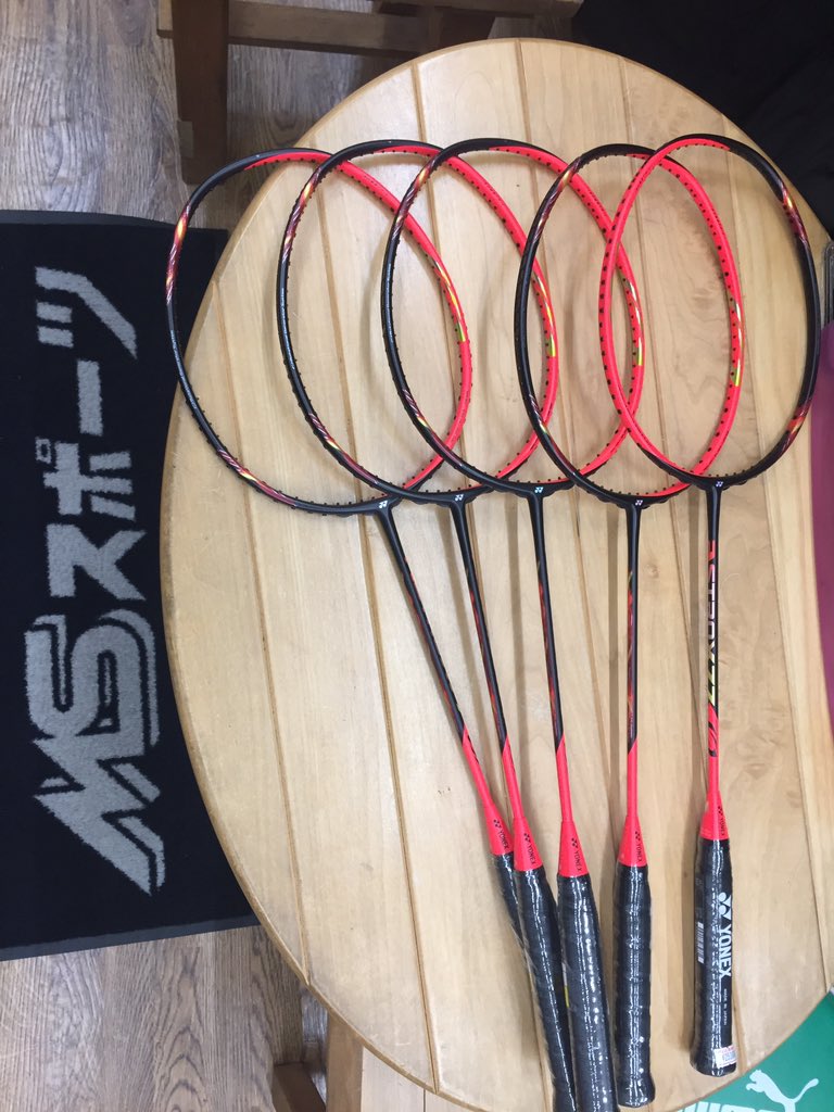 ヨネックスバドミントンラケット アストロクス77の新色シャインレッド