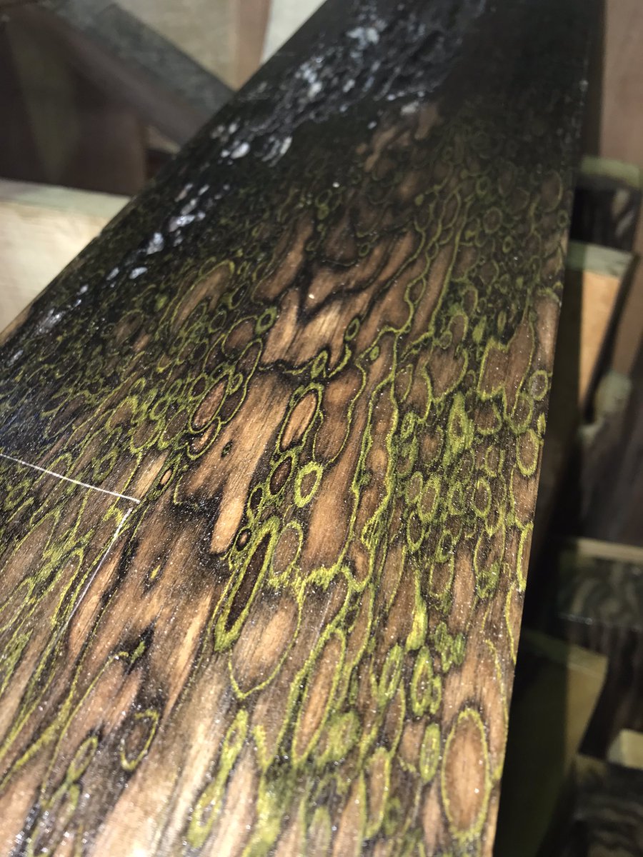 緑強めな黒柿孔雀杢 この緑は漆やオイルを塗ると消えてしまうので、緑
