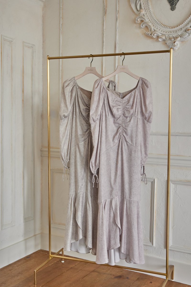 Rosa Ruched Satin Dress// 構築的なシルエットにより洗練された 女性