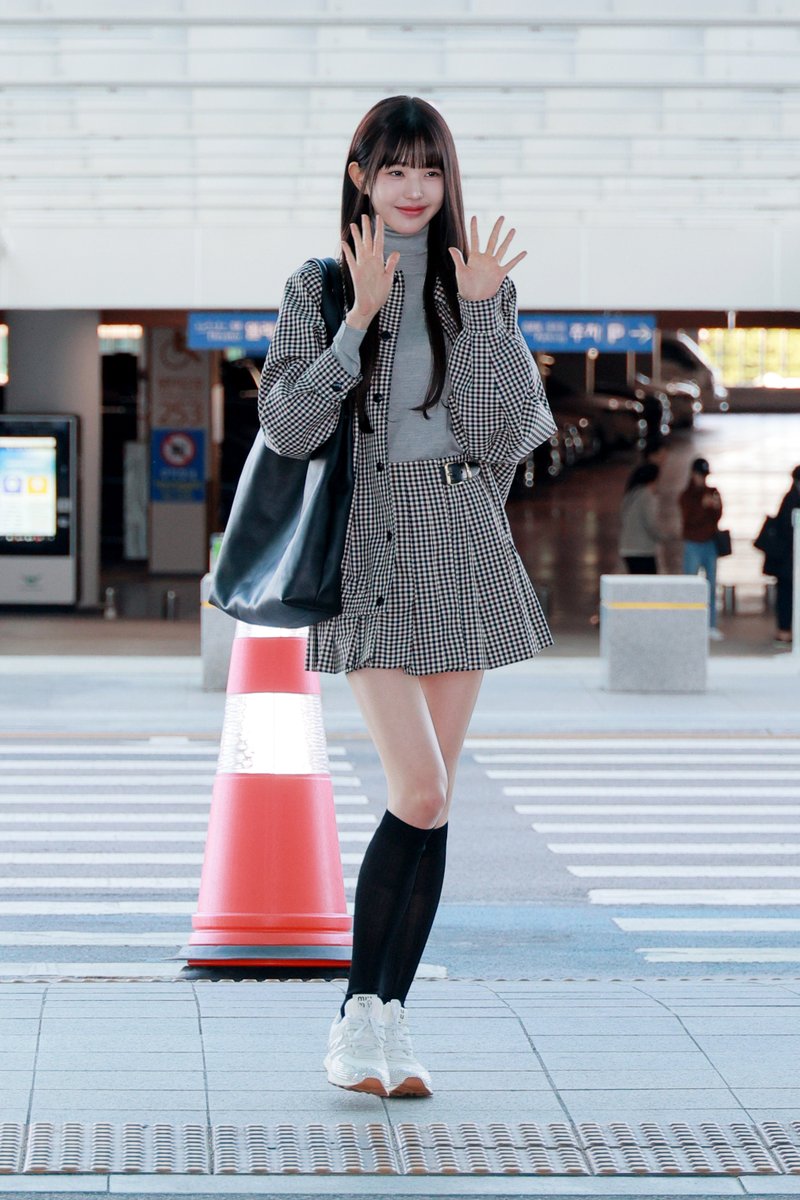 ミュウミュウ のルックをまとった、IVEのウォニョン。 本日、10月3日