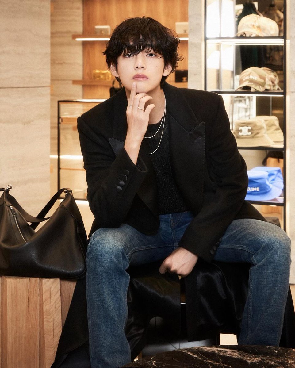 BTS テテがCELINEのポップアップストアをサプライズ訪問。 正式に