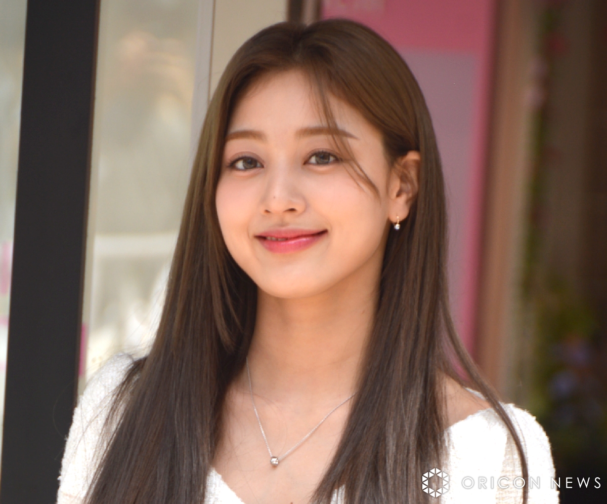 TWICEジヒョ、渋谷に降臨💖キュートな笑顔＆圧倒的スタイルでファン